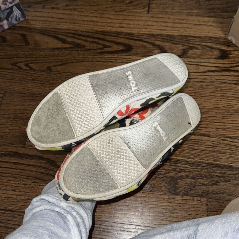 TOMS - Picture 2 of 3